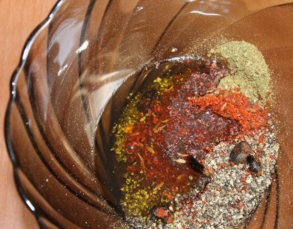 1. Этап. Мясо с айвой в мультиварке: 1. Рецепт приготовления мяса с айвой в мультиварке начинается с приготовления маринада для свинины. Для этого необходимо в мисочке смешать соль, черный и красный острый перец, паприку, приправу для мяса. Добавить оливковое масло и тщательно перемешать. По желанию также можно добавить пропущенный через пресс чеснок.