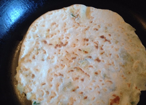 1. Этап. Чуду: Обжариваем с двух сторон. Если вздуваются, нужно осторожно проколоть, пусть пар выйдет.