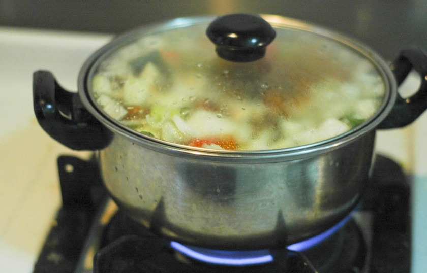 1. Этап. Вегетарианский бульон: Сначала доведите до кипения, затем варите на медленном огне около часа.