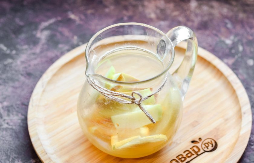 1. Этап. Безалкогольный коктейль на Новый год: Подготовьте кувшин. Влейте апельсиновый сок, мед или другой подсластитель добавьте по вкусу. Переложите в кувшин яблоко, апельсины и лимоны.