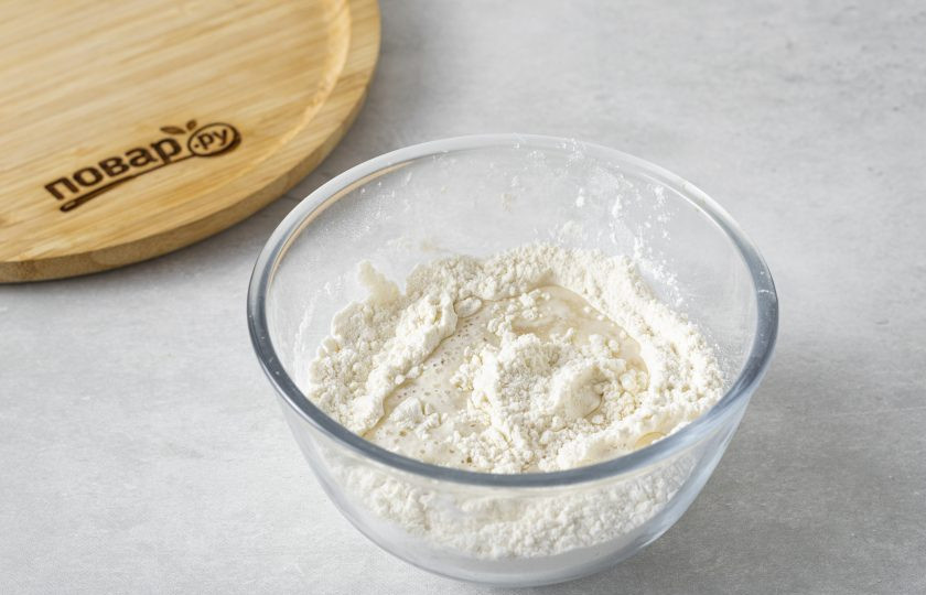 1. Этап. Вареники с вешенками: Просейте муку в миску. Добавьте щепотку соли и перемешайте. Начните постепенно вливать воду и перемешивать до однородности.