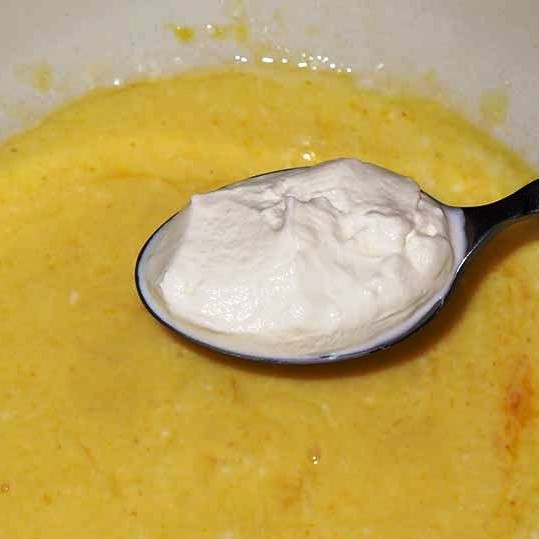 1. Этап. Пирожки со щавелем: Добавляем сметану, перемешиваем.