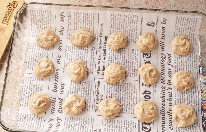 1. Этап. Диетические профитроли: Мокрой ложкой отсадите на пергамент небольшие порции теста и отправьте в разогретую до 200 градусов духовку.