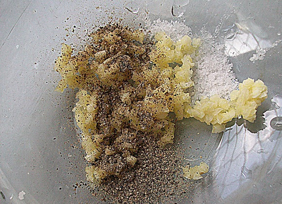 1. Этап. Чесночный соус с майонезом: 2. Добавьте к чесноку черный молотый перец. В рецепте этого нет, но я еще использовала паприку - неплохо дополняет вкус соуса.