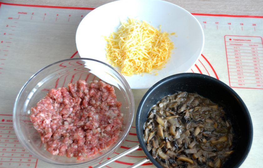 1. Этап. Чебуреки по-французски: Приготовьте все три начинки.