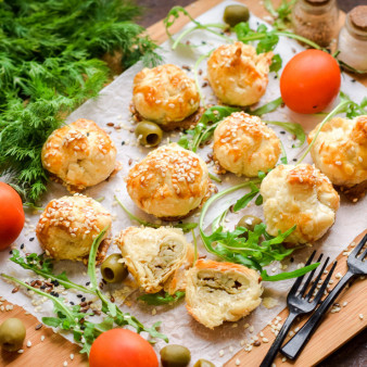 Оливки в слоеном тесте