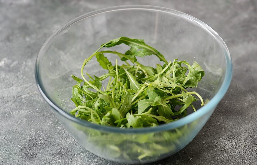 1. Этап. Салат с манго и рукколой: Рукколу промойте, обсушите.