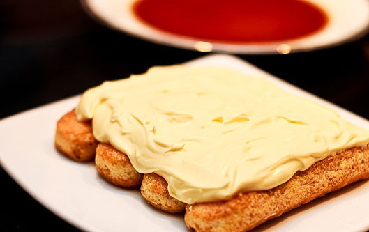 1. Этап. Тирамису (быстро и вкусно): 5. Сверху распределите ровным слоем половину крема.