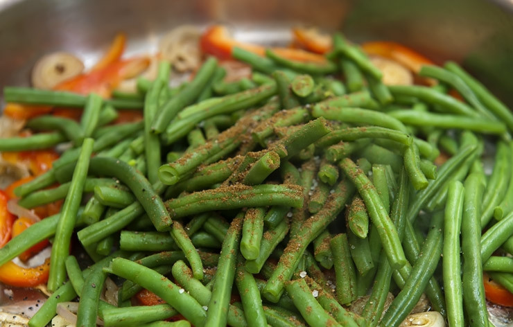 1. Этап. Стручковая фасоль с перцем: Добавляем к обжаренному луку нарезанный перец, стручковую фасоль и щепотку молотого тмина.