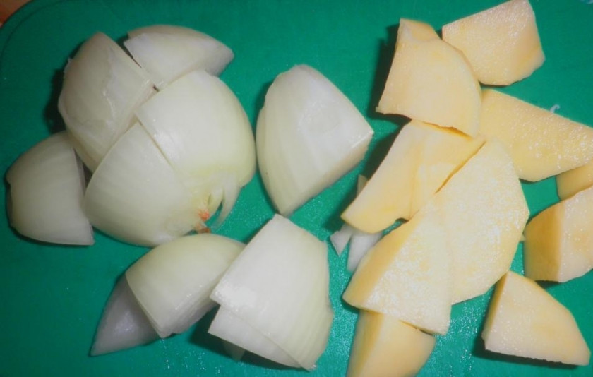 1. Этап. Печеночные котлеты в духовке: Крупно режем лук и картофель.