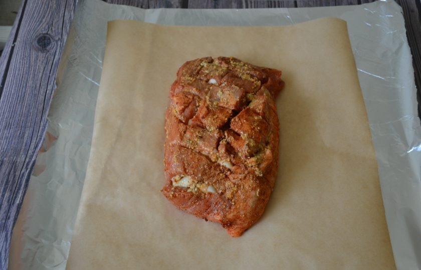 1. Этап. Свиной окорок, запеченный в духовке в фольге: Возьмите фольгу, сверху на фольгу положите пергамент для выпечки, уложите на него мясо.