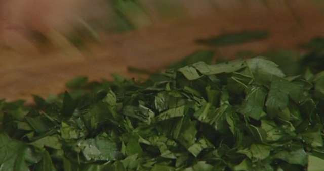 1. Этап. Ризотто с печенью: Измельчаем петрушку.