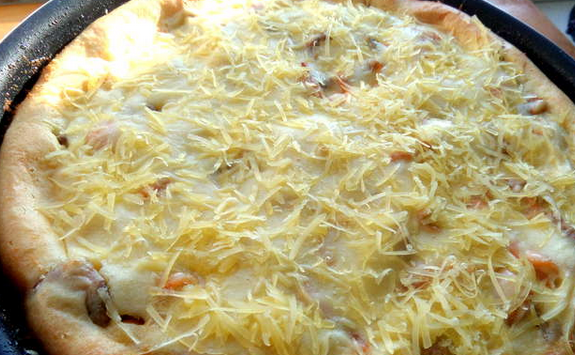 1. Этап. Наливной пирог с рыбой: Достаньте пирог из духовке и присыпьте тертым сыром. Запекайте еще 40 минут.