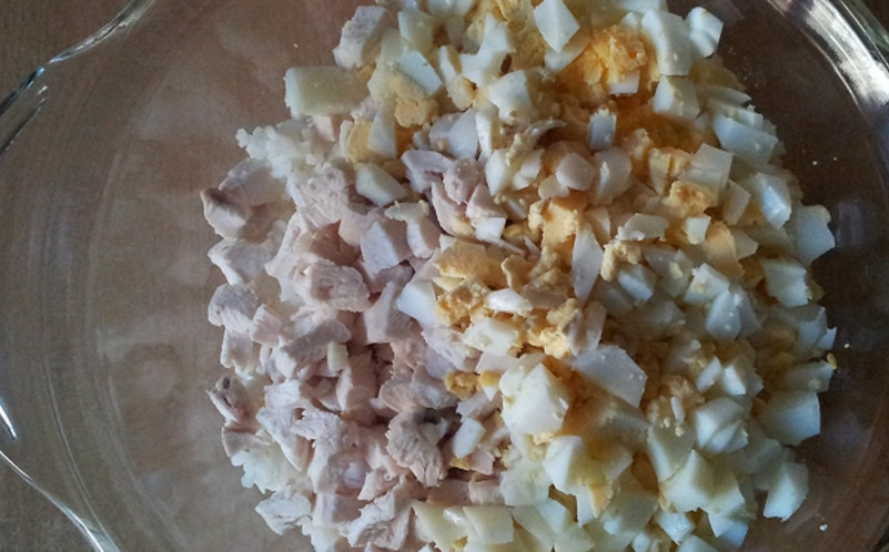 1. Этап. Салат с консервированными шампиньонами: Яйца следует отварить вкрутую. Очистите, измельчите и добавьте их в салатницу.