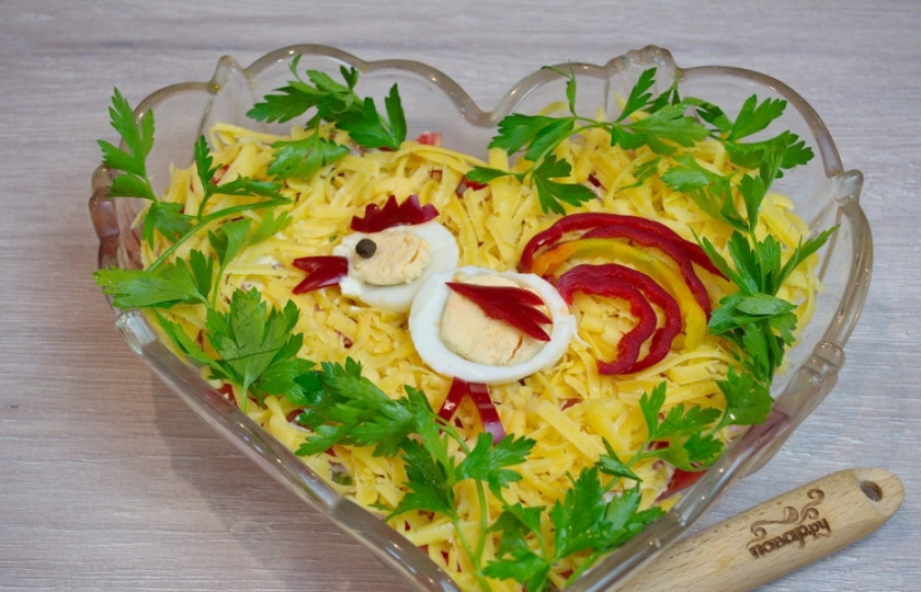 1. Этап. Салат Петушок с курицей и помидорами: Отварное яйцо разрежьте так, чтоб получились головка и тельце петушка. Из помидора или болгарского перца (он тверже, с ним легче работать) сделайте хвостик, крылышко и гребешок петушка. Также поступите с носиком-клювиком. Из черного перца сделайте глазик.