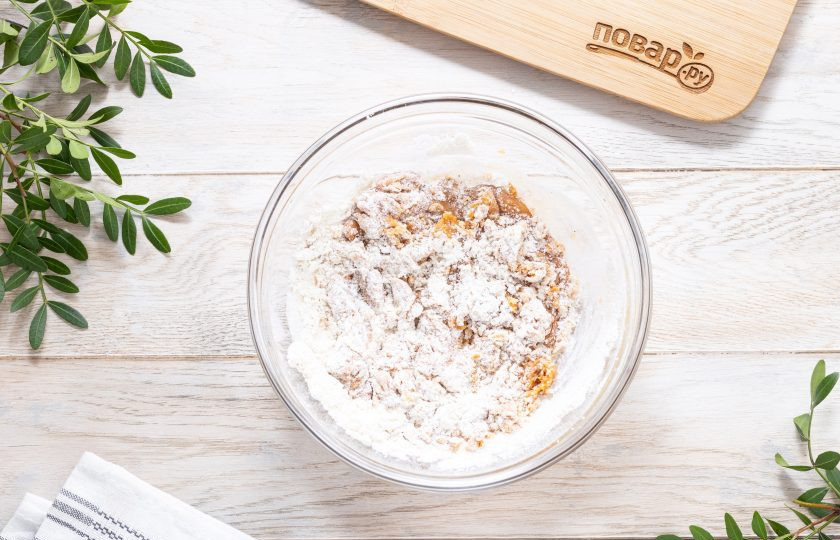 1. Этап. Пряники медовые постные: Перемешайте до однородности. Затем постепенно начните добавлять вторую половину муки и замешивать однородное тесто.