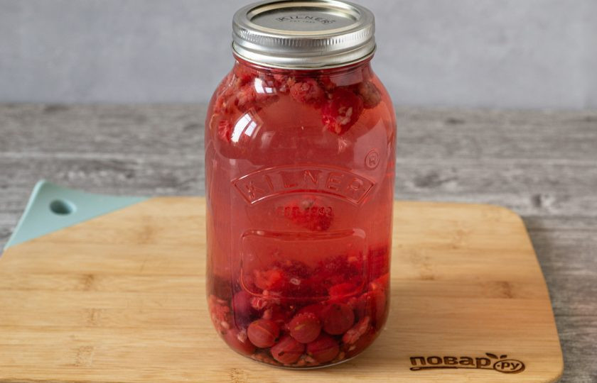 1. Этап. Компот из крыжовника с малиной: Влейте получившийся горячий сироп обратно в банку. Плотно закройте крышкой, переверните вверх дном и укутайте в тепло. Оставьте так до полного остывания.