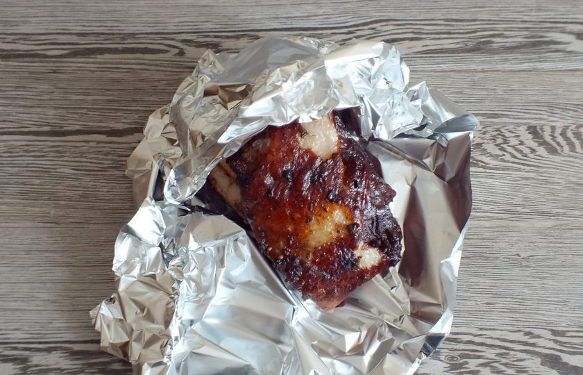 1. Этап. Буженина в вине: После заверните в фольгу и уберите в холодильник на сутки.