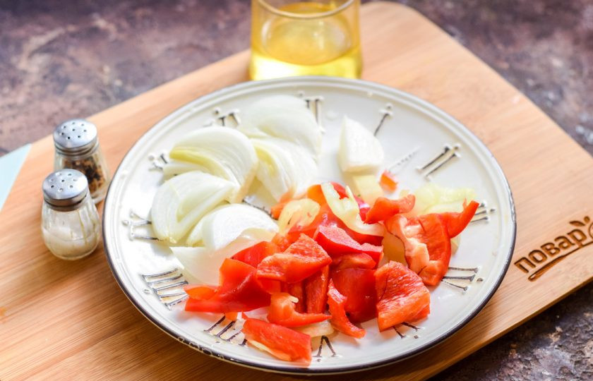 1. Этап. Перепелка с овощами в духовке: Перец, лук очистите и сполосните, нарежьте средними кусочками.