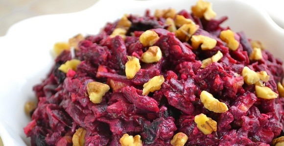 1. Этап. Свекла с черносливом и грецкими орехами: Все ингредиенты перемешайте. Заправьте салат солью и сметаной. Приятного аппетита!