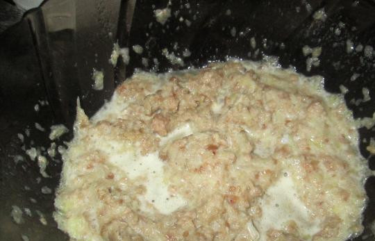 1. Этап. Бутерброды с фаршем в духовке: Полученную смесь соединяем с фаршем, солим и перчим. Перемешиваем.