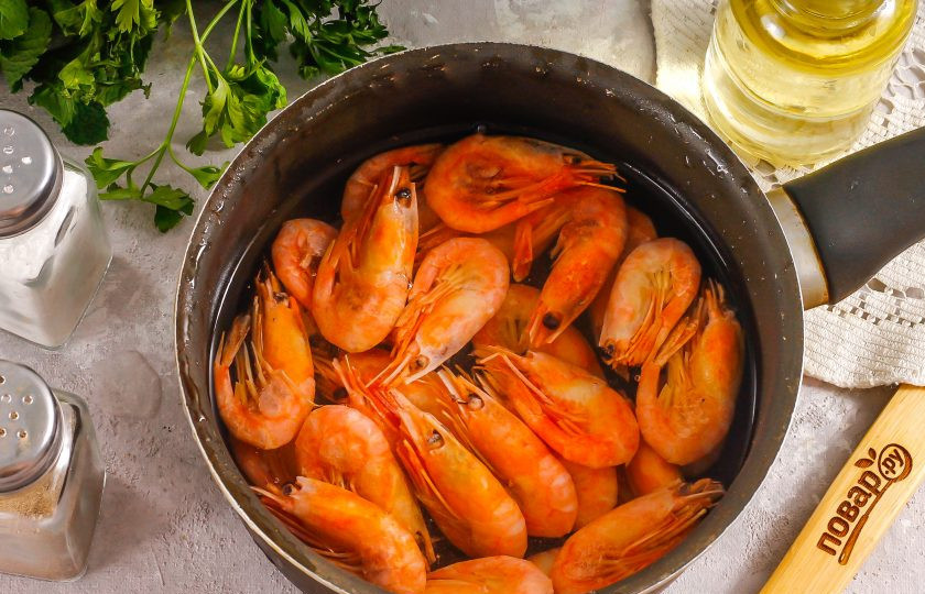 1. Этап. Крем-суп из сельдерея с креветками: Креветки выложите в ковш или казан, влейте воду и проварите примерно 2-3 минуты. Если они розовые, то этого времени хватит. Если они серые, то значит свежие, и нужно их отварить 8-10 минут. Затем извлеките их из бульона и очистите от панцирей.