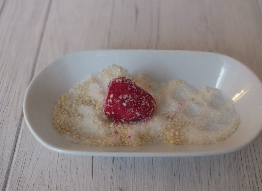 1. Этап. Клубника из вафель: Смешайте небольшое количество кунжута и сахарного песка. Обваляйте 