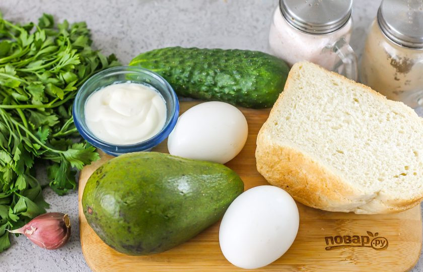1. Этап. Бутерброды с авокадо и яйцом: Подготовьте указанные ингредиенты.