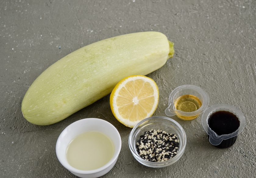 1. Этап. Кабачок с кунжутом: Подготовьте все ингредиенты.