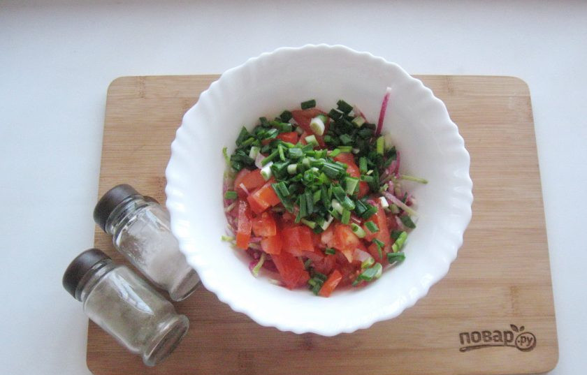 1. Этап. Салат из редьки зеленой: Салат посолите и поперчите по вкусу.
