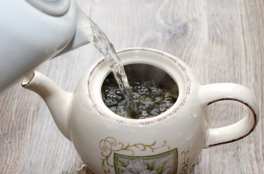 1. Этап. Чай из фейхоа: Влейте в чайник горячую воду, примерно 80 градусов. Закройте и дайте настояться в течение 10-15 минут. Затем разлейте по чашкам и подавайте к столу.