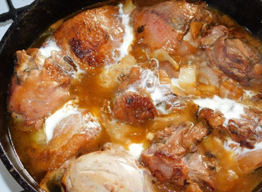 1. Этап. Куриные бедра в малиновом маринаде: Затем влейте сливки, прогрейте пару минут и выключайте.