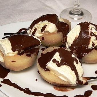 1. Этап. Десерт из груш с мороженым: Теперь самое интересное - сервировка. На порционную тарелочку кладем грушу, на нее кладем небольшой шарик мороженого, а сверху поливаем все горячим шоколадом. Готово!