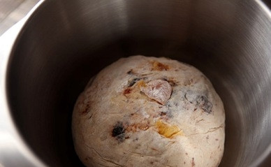 1. Этап. Хлеб с сухофруктами и орехами: Вымешиваем тесто с сухофруктами и орехами. Накрываем тесто полотенцем и ставим в теплое место примерно на час, пусть подходит.