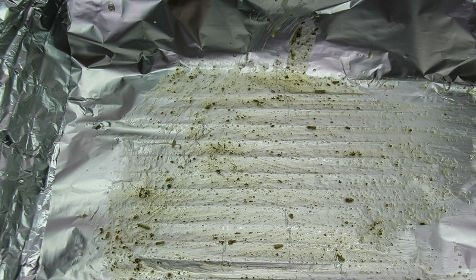 1. Этап. Корейка баранья в духовке: Противень нужно застелить фольгой, а фольгу смазать соусом.