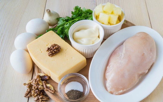 1. Этап. Салат Дамский каприз с курицей: Проверяем, все ли ингредиенты для салата у нас есть :) Очистим чеснок, измельчим и смешаем с майонезом.