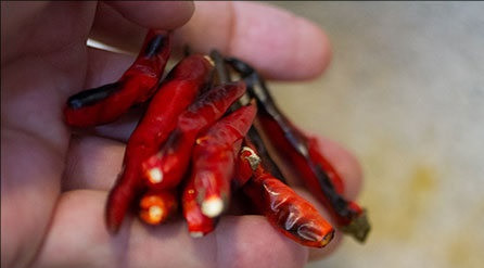 1. Этап. Тайский рыбный суп: 2. Подготовить ступку, в которую отправить сначала тайский чили.