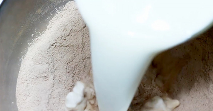 1. Этап. Шоколадный пирог с заварным кремом: 2. В микроволновой печи подогрейте молоко и влейте его к мучной смеси.