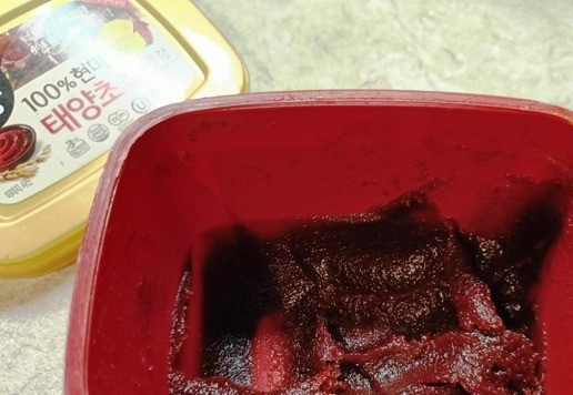 1. Этап. Джерки из индейки по-азиатски: Острую пасту Кочудян покупаю в интернет-магазине. Эта паста имеет остро-сладковатый вкус. Соли там совсем мало, поэтому советую мясо посолить, но не переусердствуйте. При сушке выпарится вода и джерки могут быть пересолены.