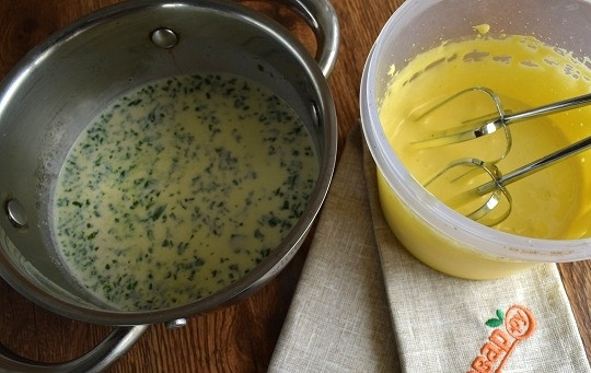 1. Этап. Базиликовое мороженое: Сливки, молоко, измельченный базилик доведите до кипения в кастрюле с толстым дном. При желании можете процедить базиликовое молоко через сито, чтобы убрать крупные частички базилика. В это время желтки разотрите с сахаром в легкую светлую пену. Половину горячего молока с базиликом тонкой струйкой влейте в желтковую массу, продолжая взбивать.