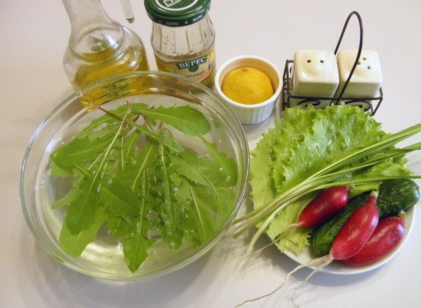 1. Этап. Салат из одуванчиков: Приготовьте продукты для салата. Листья одуванчика тщательно промойте и замочите в холодной воде на 30 минут. Это нужно сделать для того, чтобы ушла горечь.