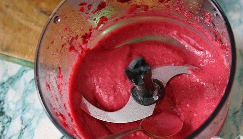 1. Этап. Холодные пирожные из вишни в тарталетках: 2. Из блендера отбираем половину вишни. В смесь которая там осталась добавляем два предварительно измельченных печенья (в этом рецепте используется печенье Юбилейное), две чайные ложки мороженого, небольшое количество сахара, две щепотки пшеничной муки. В блендере соединим всю эту смесь и у нас получится соус-тесто, выпекать которое мы не будем.