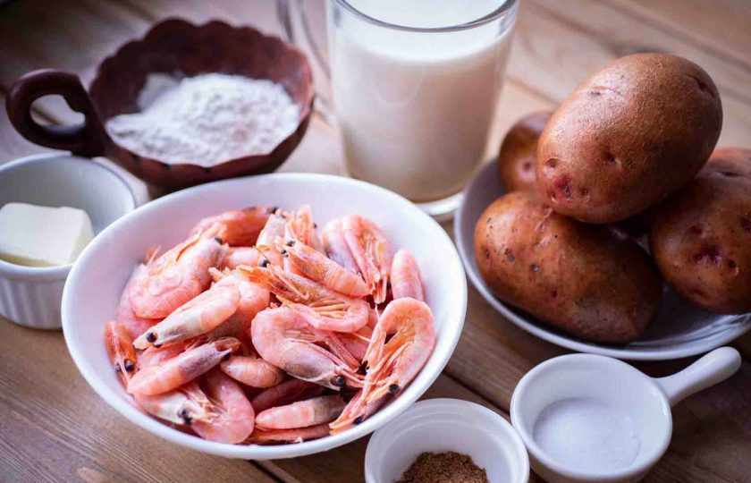 1. Этап. Ньокки с креветками: Все ингредиенты подготовьте перед началом приготовления и выложите на стол. Если у вас, как у меня, креветки варено-мороженные, то опустите их в кипящую воду в кастрюльке на 2-3 минуты. Картофель почистите и помойте.