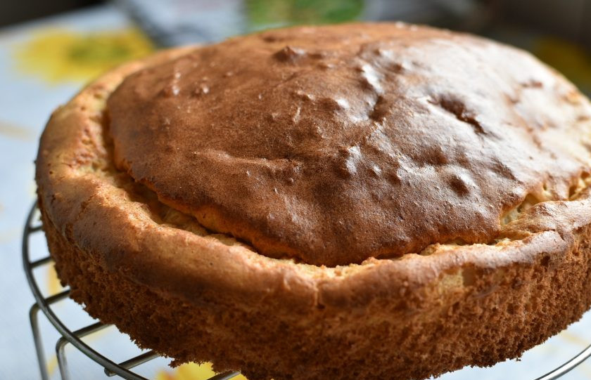 1. Этап. Бисквит на сгущенном молоке с миндальной мукой: Готовый бисквит выньте из формы, осторожно подрезав края. Остудите на решетке , накройте крышкой и дайте бисквиту постоять пару часов.