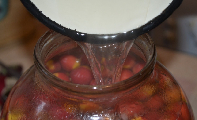 1. Этап. Компот из боярышника: 4. Теперь залейте ягоды сиропом до горлышка банки. Закатайте банку, оставьте компот в темном месте остывать. Компот из боярышника готов!