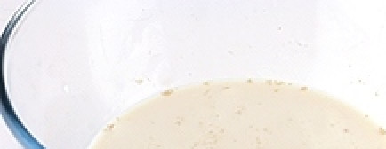 1. Этап. Белый хлеб в мультиварке: 1. В миске растворяем дрожжи в воде или молоке. Добавим соль и сахар.