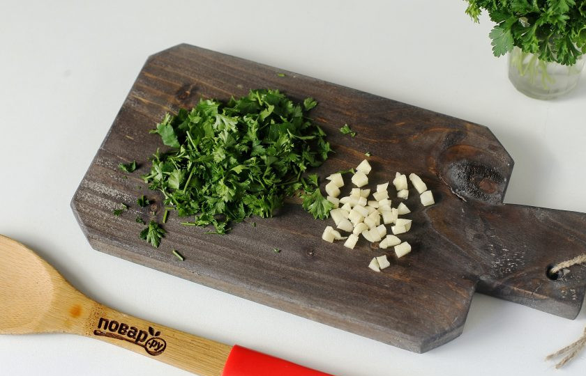 1. Этап. Кавказский борщ: В самом конце, когда все ингредиенты будут готовы, добавьте измельченный чеснок и зелень.