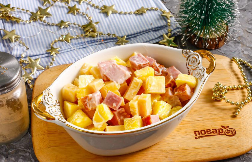 1. Этап. Новогодний салат Три в одном: Для новогодней подачи салат выложите в красивую креманку или пиалу и заправьте майонезом.