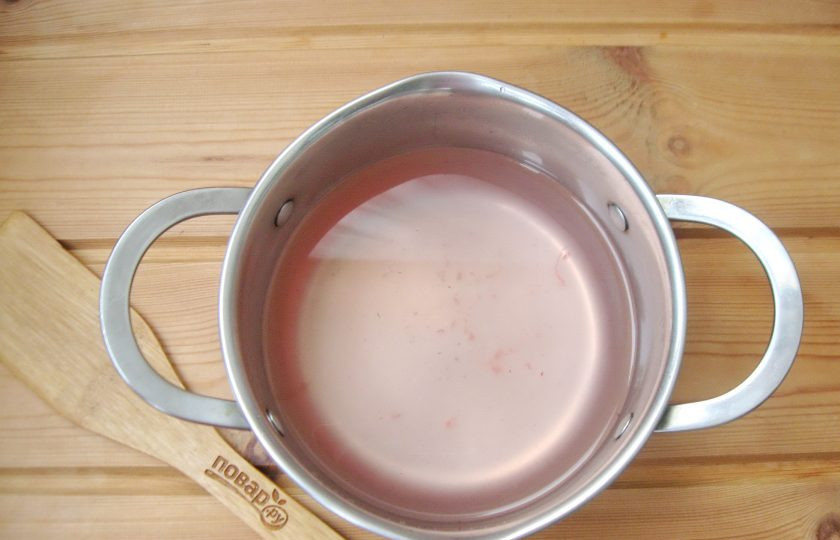 1. Этап. Арбузы в банке с лимонной кислотой: После слейте воду в кастрюлю и дайте закипеть.