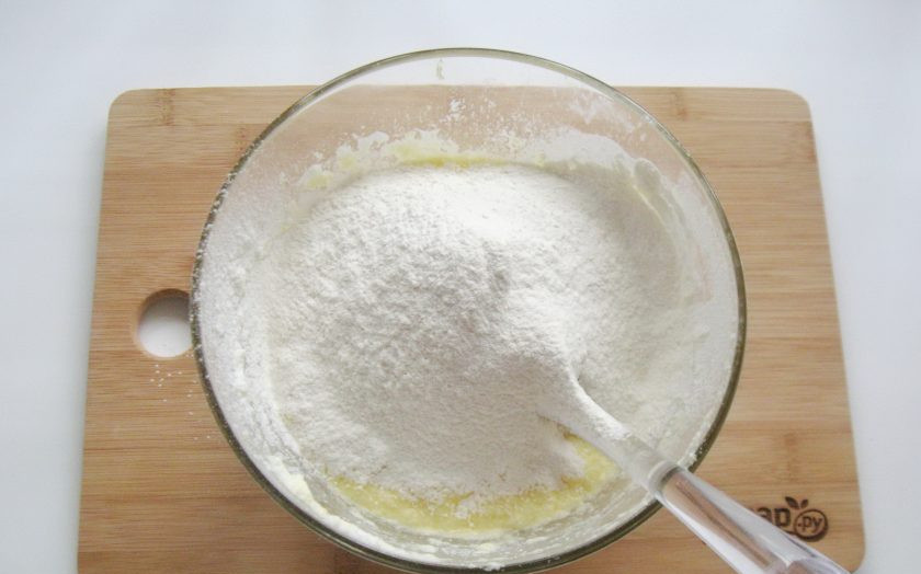 1. Этап. Торт Метелица: Постепенно всыпьте просеянную муку и очень аккуратно перемешайте тесто лопаткой.